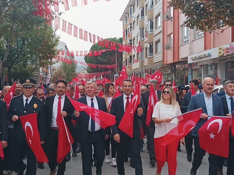 İlçemizde Cumhuriyetimizin 100. Yılı kutlamaları kapsamında Cumhuriyet Yürüyüşü  ve Atatürk Anıtına Çelenk Sunma Töreni Düzenlendi.